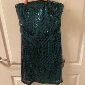 Fitted sparkly green Lulus dress. Size small.